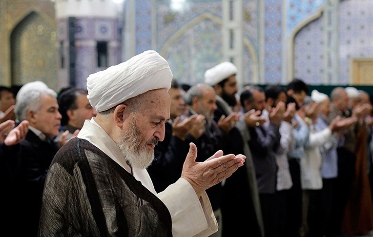 اشک و دلدادگی در آیین اقامه نماز بر پیکر امام مجاهد شهید اشک و دلدادگی در آیین اقامه نماز بر پیکر امام مجاهد شهید