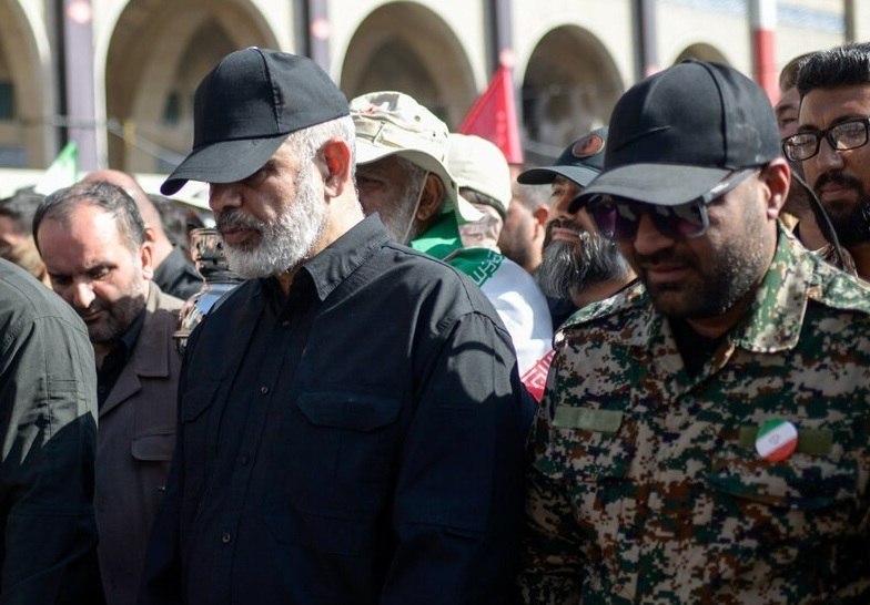 اشک و دلدادگی در آیین اقامه نماز بر پیکر امام مجاهد شهید اشک و دلدادگی در آیین اقامه نماز بر پیکر امام مجاهد شهید