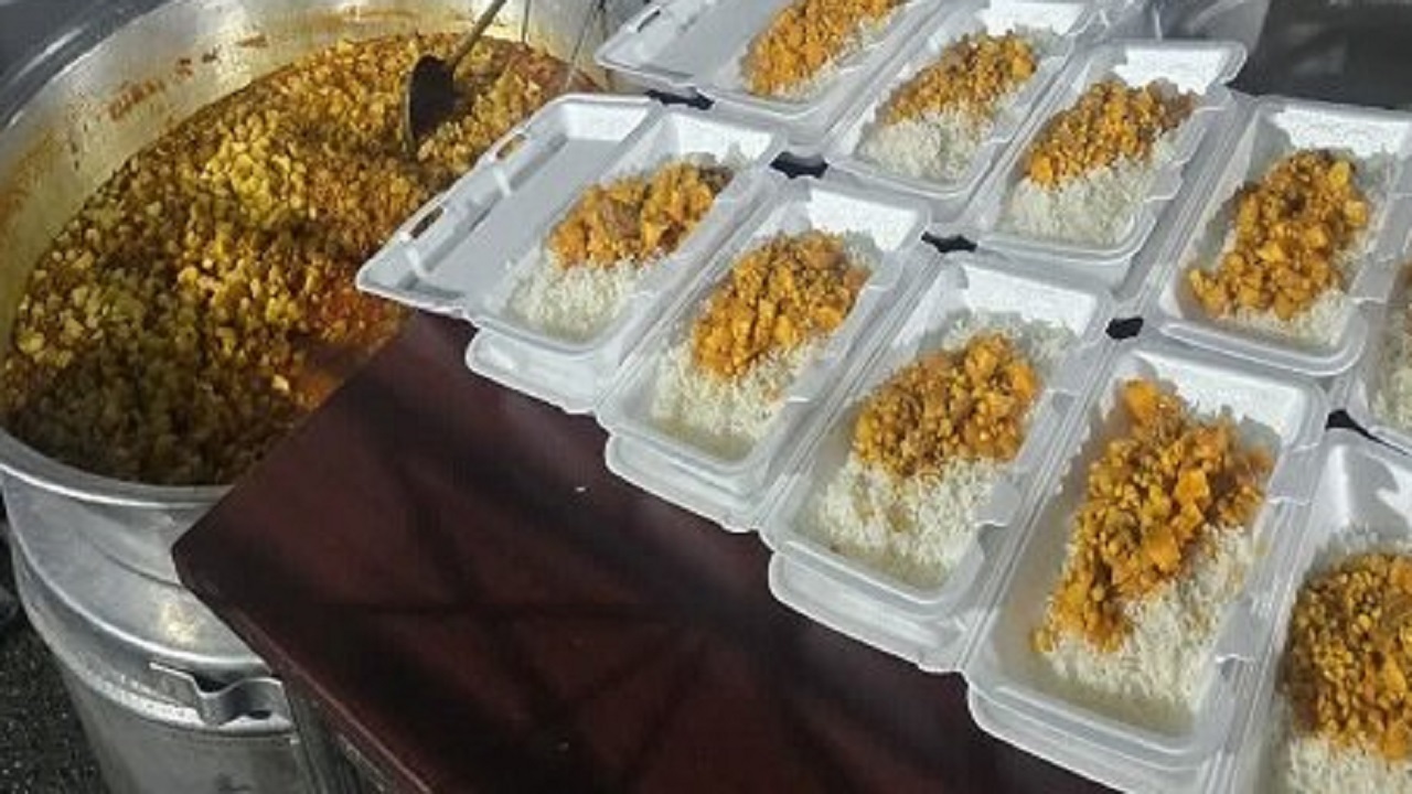 طبخ و توزیع مداوم غذای گرم و میان‌وعده در موکب جنت‌الحسین (ع) شهرداری تبریز
