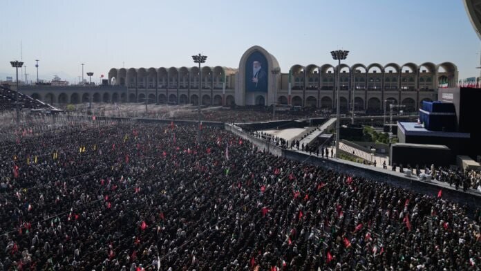 بازتاب جهانی مراسم اقامه نماز بر پیکر رهبر شهید بازتاب جهانی مراسم اقامه نماز بر پیکر رهبر شهید