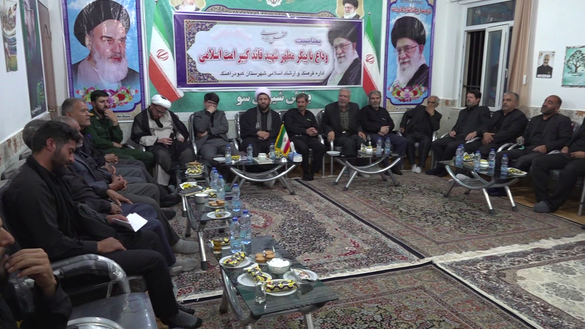 مدیحه سرایی مداحان و شاعران کبودراهنگ در وداع با رهبر شهید