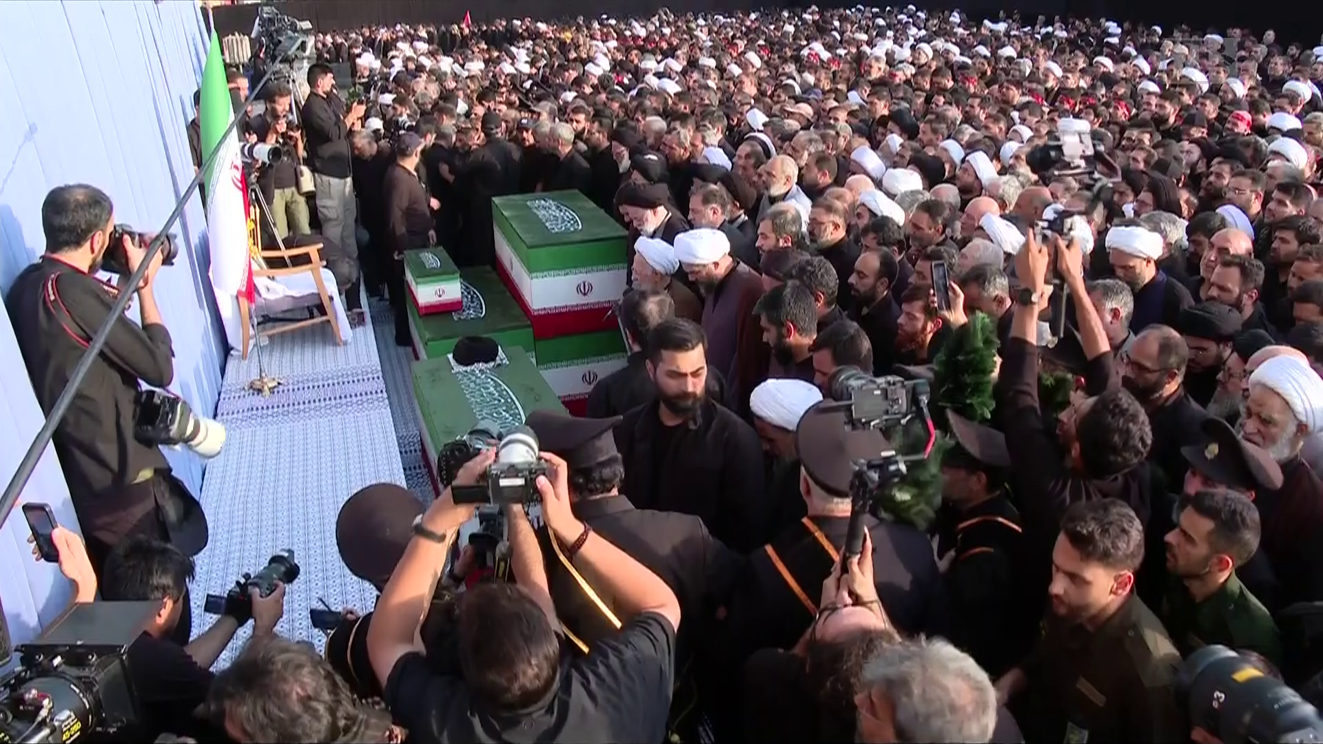 اقامه نماز بر پیکر رهبر شهید انقلاب در مسجد جمکران