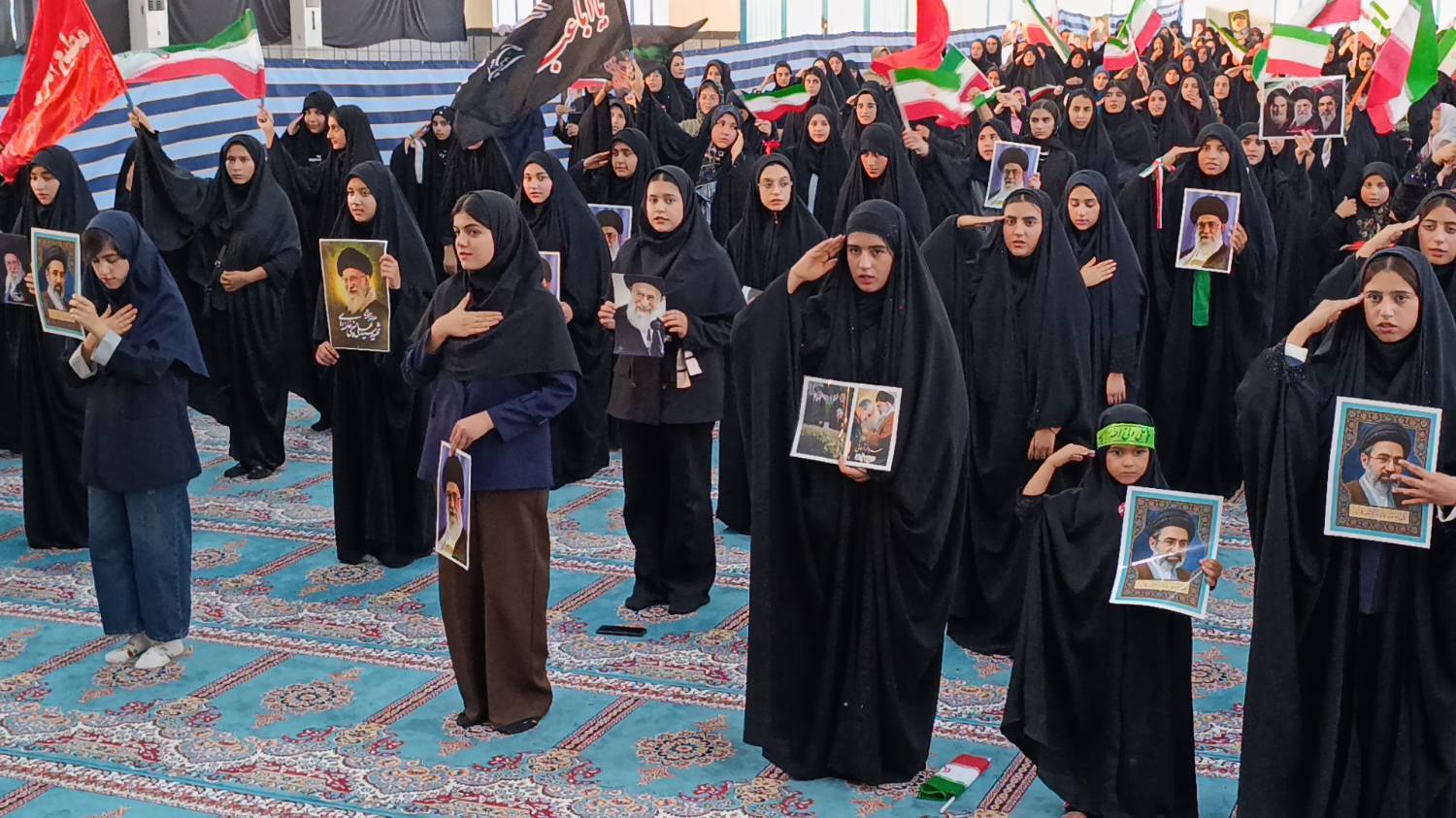 دانش‌آموزان بهمئی سرود باید برخاست را جمع‌خوانی کردند