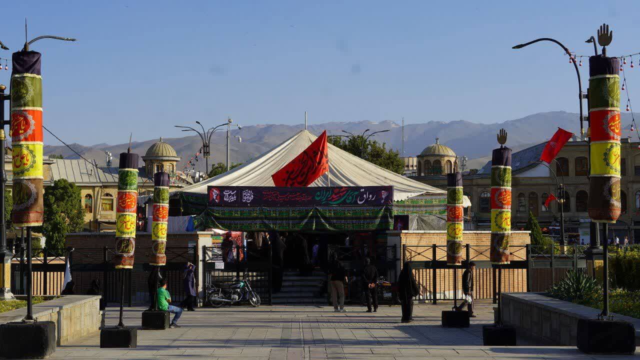 مراسم عزاداری و عصر شعر در میدان امام خمینی همدان مراسم عزاداری و عصر شعر در میدان امام خمینی همدان