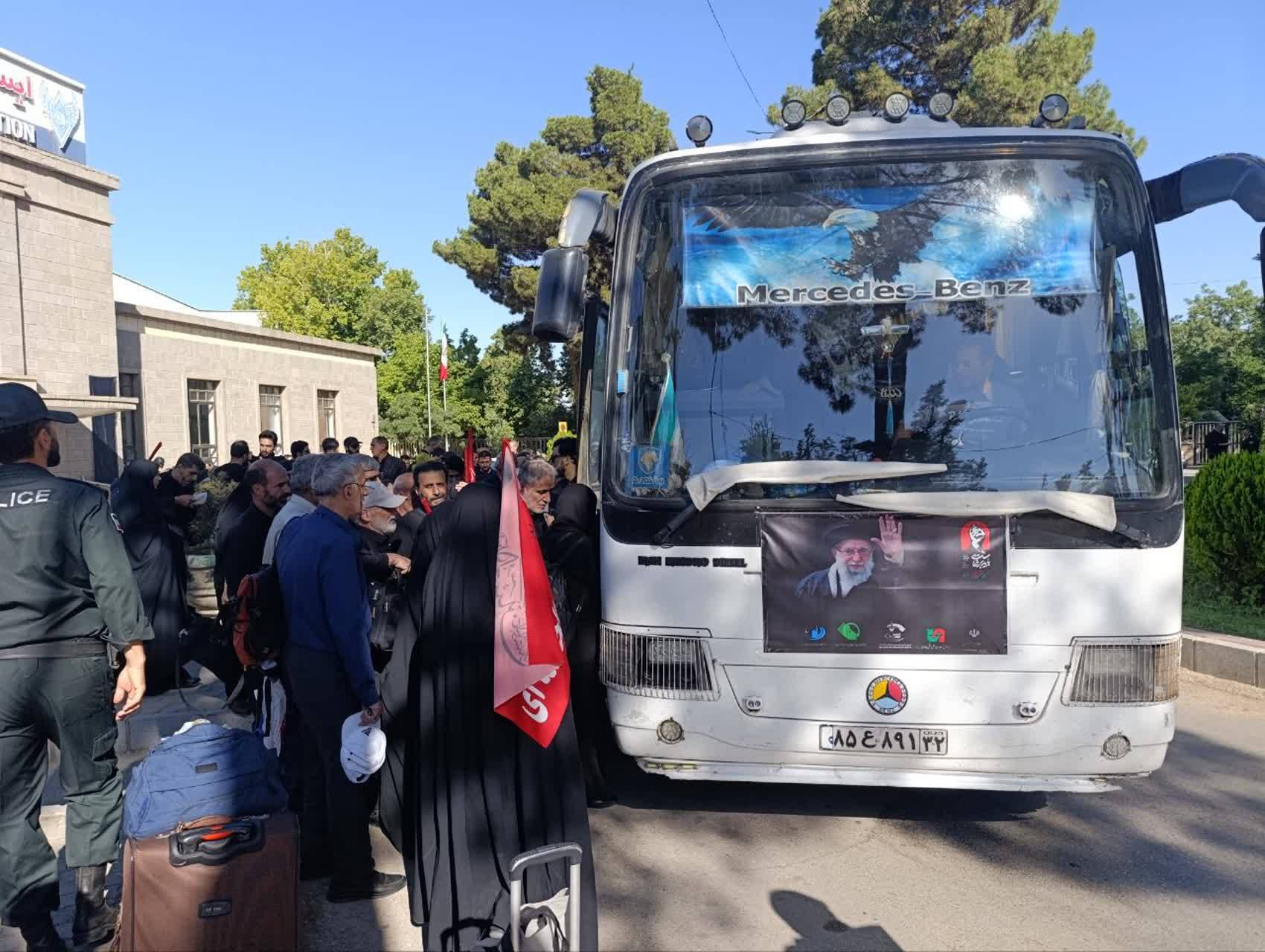 تخلیه مسافران چهار رام قطار در نیشابور و اعزام آنها با اتوبوس به مشهد تخلیه مسافران چهار رام قطار در نیشابور و اعزام آنها با اتوبوس به مشهد