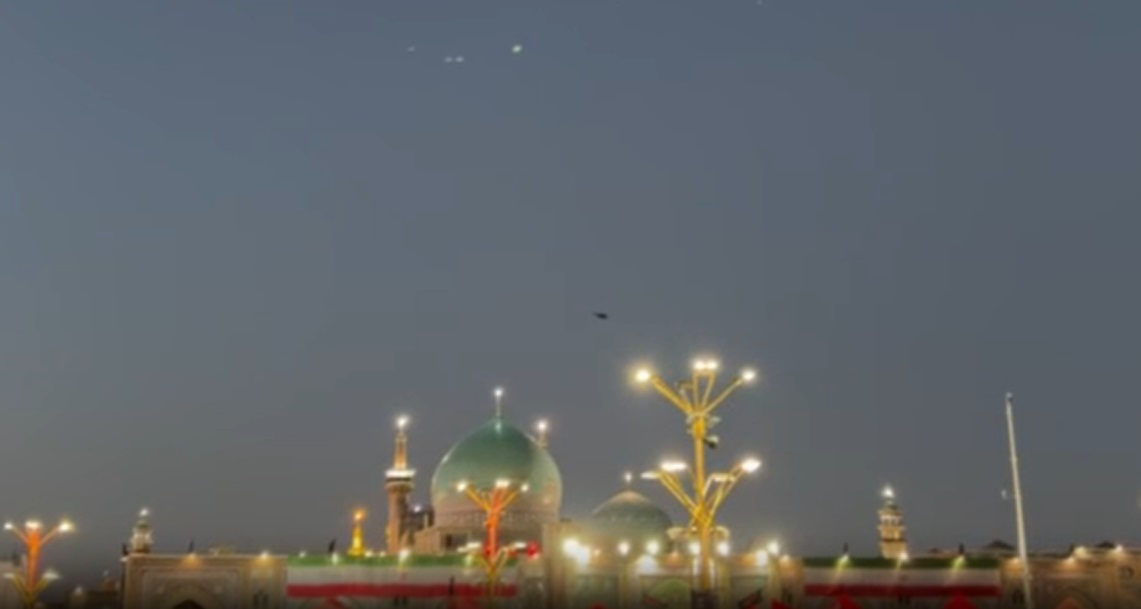 ورود بالگرد حامل پیکرهای مطهر امام شهید امت به حرم مطهر رضوی ورود بالگرد حامل پیکرهای مطهر امام شهید امت به حرم مطهر رضوی