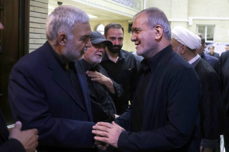 حضور پزشکیان در مراسم ختم پدر دکتر محمدباقر ذوالقدر حضور پزشکیان در مراسم ختم پدر دکتر محمدباقر ذوالقدر