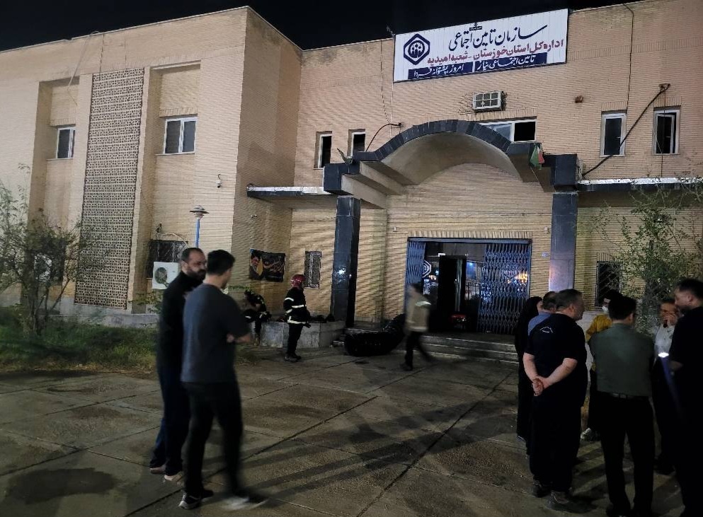 خاموش شدن آتش در اداره تامین اجتماعی امیدیه خاموش شدن آتش در اداره تامین اجتماعی امیدیه