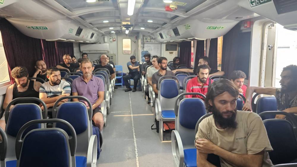 نجات ۲۳ خدمه کشتی حادثه دیده در آب‌های هرمزگان