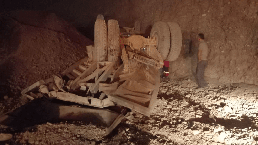 سقوط کامیون در عمق ۴۰ متری معدن شن و ماسه شهرقدس سقوط کامیون در عمق ۴۰ متری معدن شن و ماسه شهرقدس
