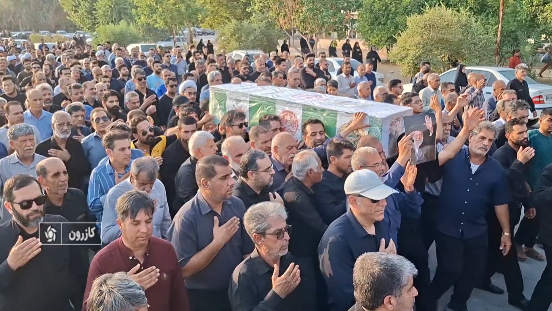 تشییع و خاکسپاری پیکر مطهر شهید عباس حسام الدینی در کازرون تشییع و خاکسپاری پیکر مطهر شهید عباس حسام الدینی در کازرون