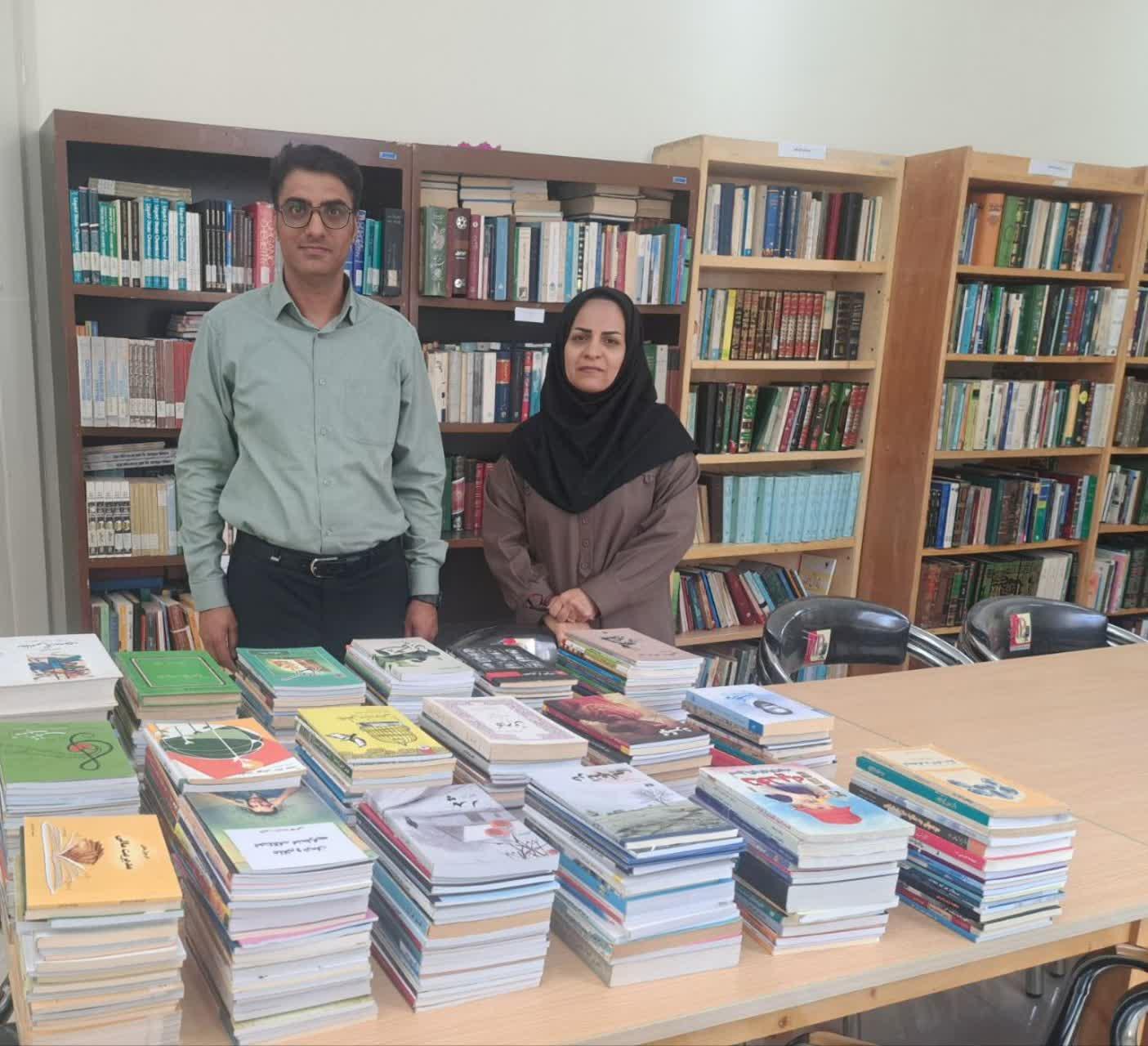 اهدای ۴۰۰ جلد کتاب به مجتمع آموزشی مدارس دانشگاه بیرجند اهدای ۴۰۰ جلد کتاب به مجتمع آموزشی مدارس دانشگاه بیرجند