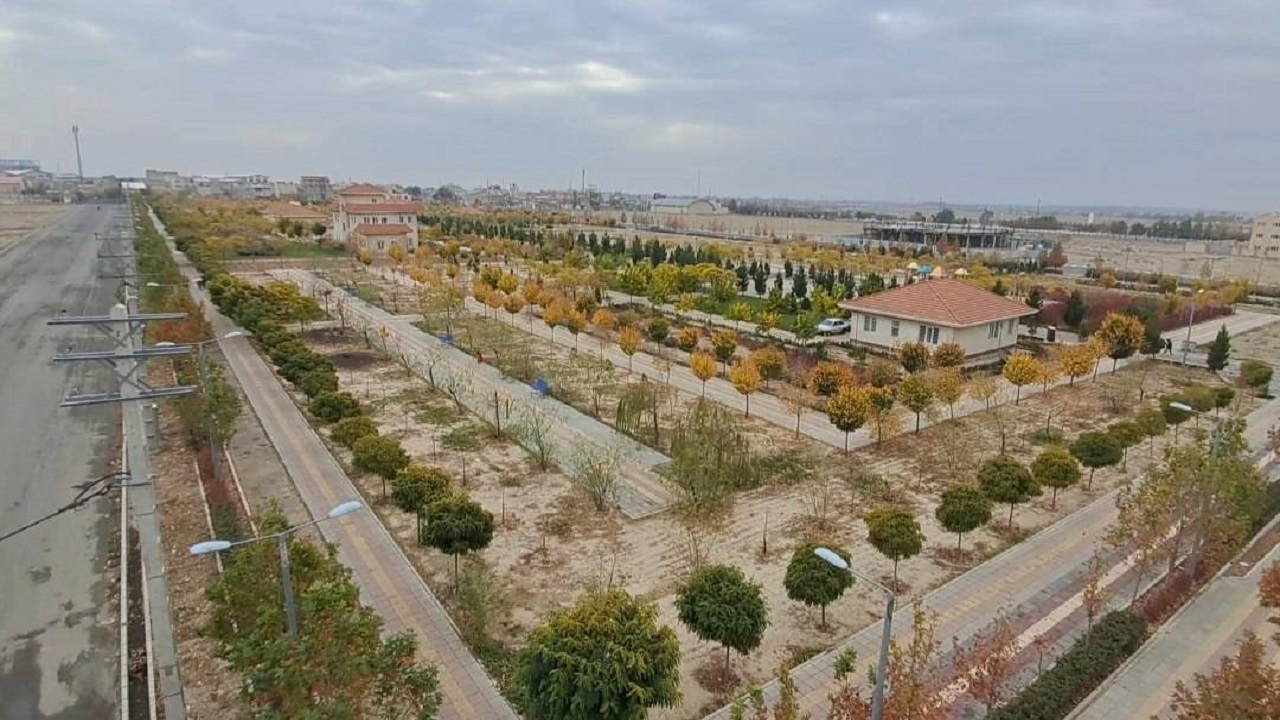 کلنگ‌زنی بوستان ۳ هکتاری ایران‌جان در کمال‌شهر