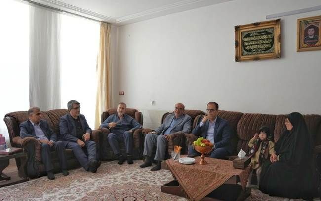 دیدار معاون فرهنگی و آموزشی بنیاد شهید و امور ایثارگران با خانواده شهید «عبدالرضا کیانی» در شیراز