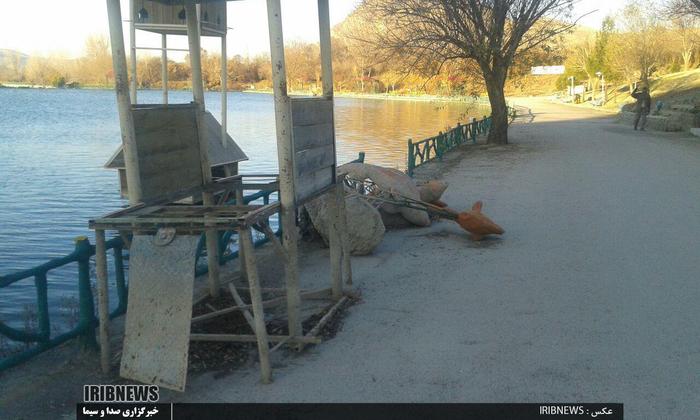 تخریب نردهای اطراف دریاچه بهشت خرم اباد

عکاس : رضا جایدری