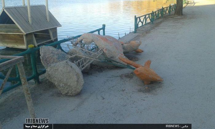 تخریب نردهای اطراف دریاچه بهشت خرم اباد

عکاس : رضا جایدری