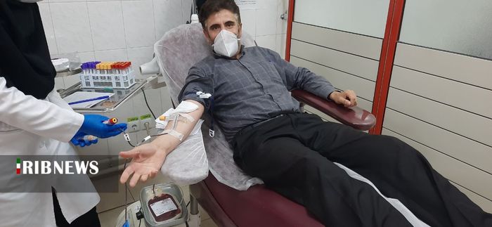 اهدای خون استاندار و جمعی از کارکنان صدا وسیمای مرکز اردبیل بمناسبت هفته انتفال خون